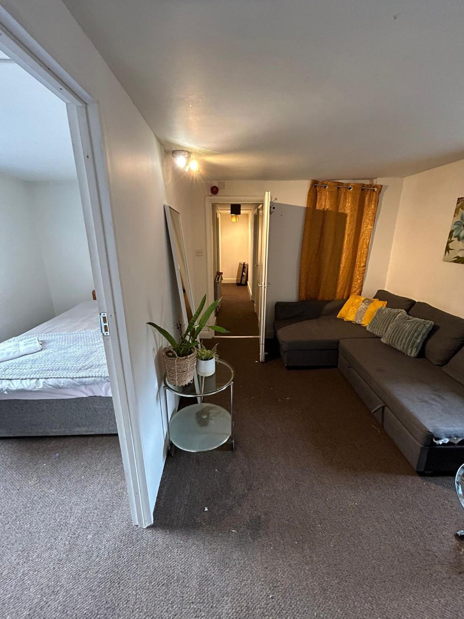 2 Bed Flat Apartment *