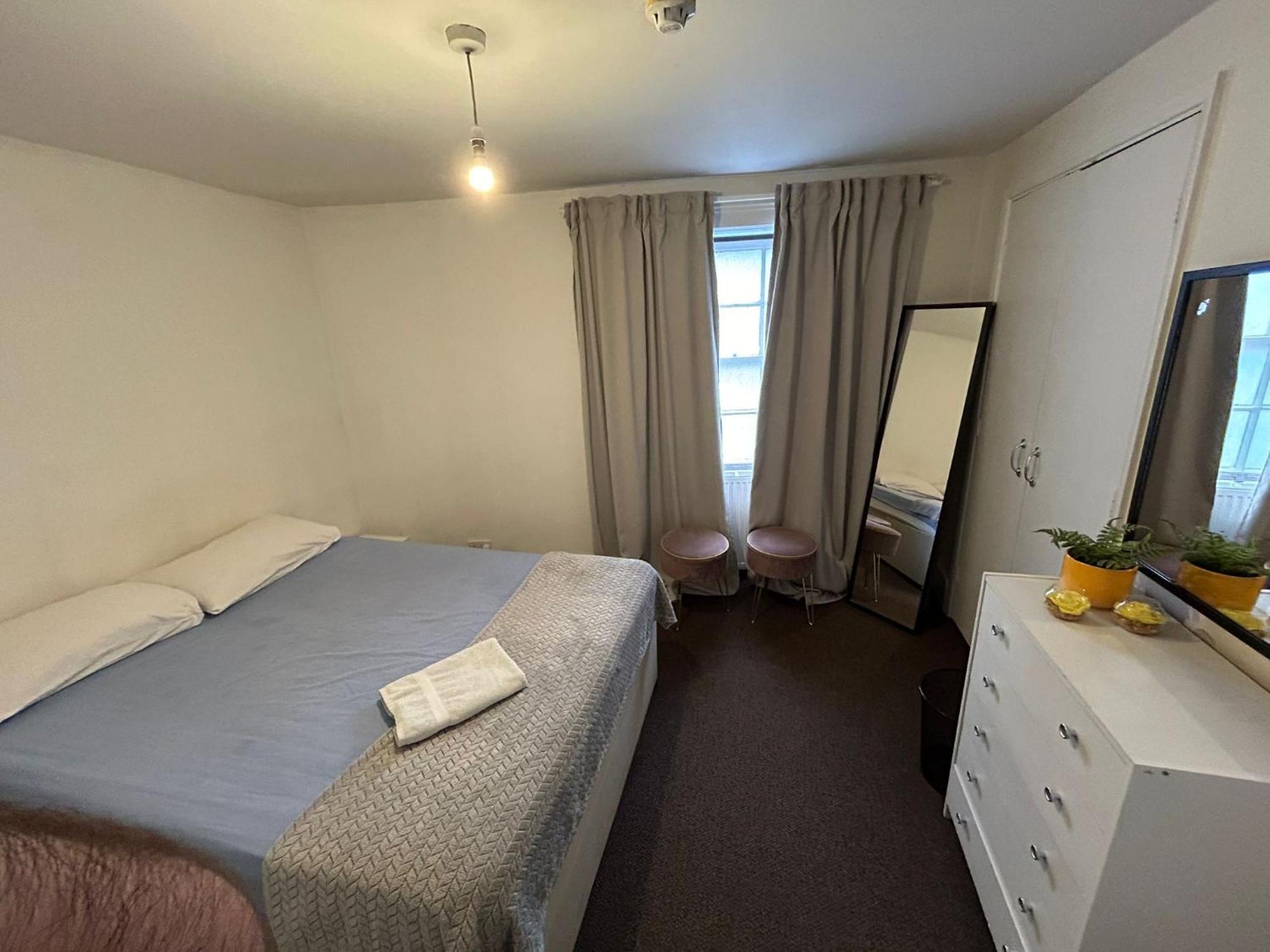 2 Bed Flat Apartment *