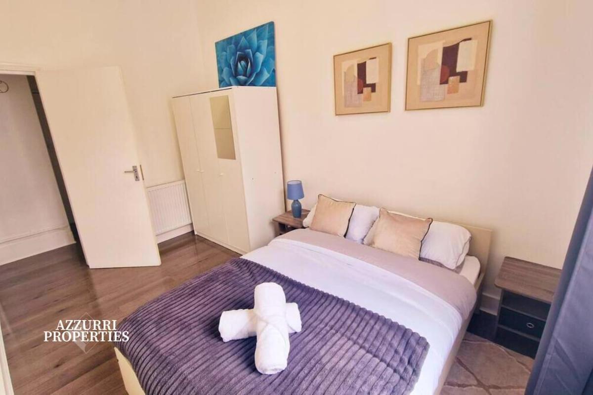 Cosy 2 Bedroom Flat Only 5 Minutes Walk To Canning Town Tube Station *
