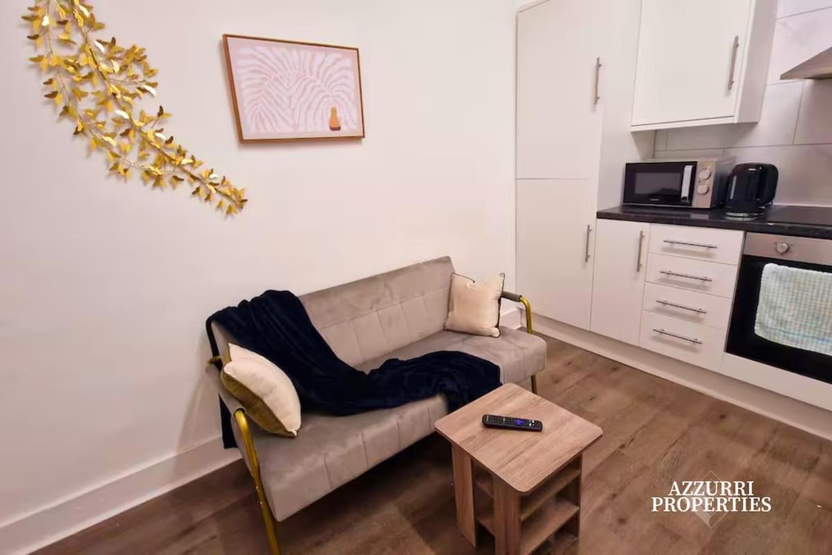 Cosy 2 Bedroom Flat Only 5 Minutes Walk To Canning Town Tube Station London