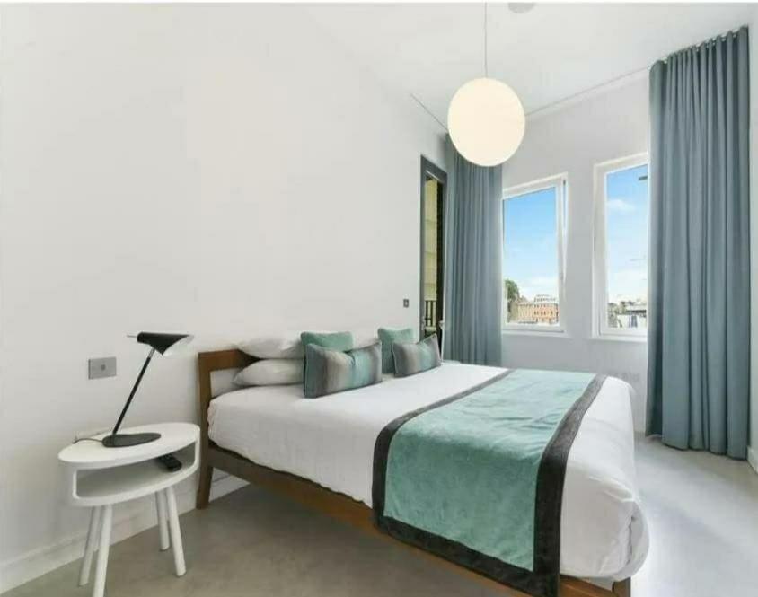 Designer Flat In The Heart Of Bridge Apartment London