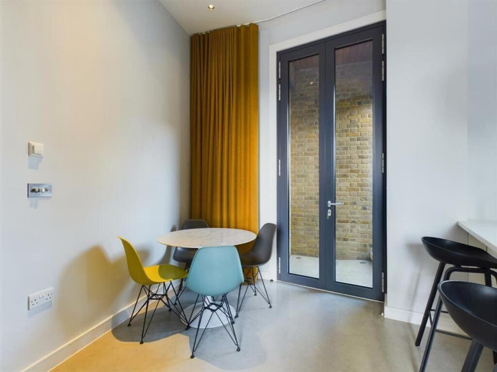 Apartment Designer Flat In The Heart Of Bridge London