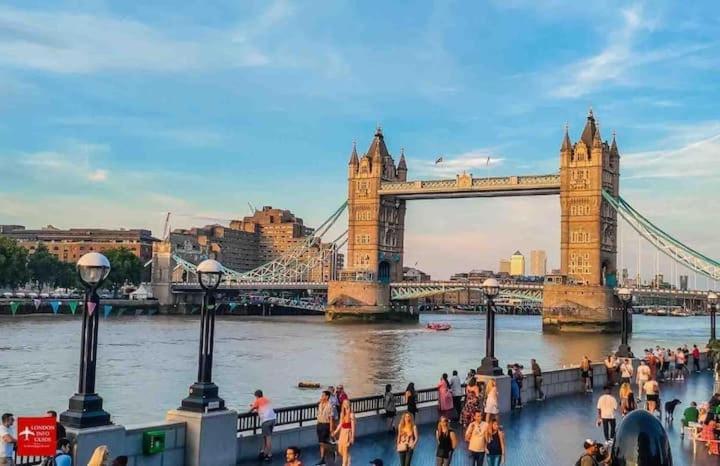 Designer Flat In The Heart Of Bridge * London