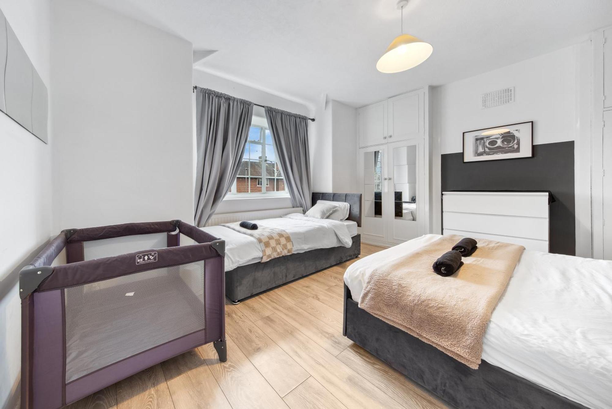 Luxury Retreat - Sleeps 7 - Hot Tub - Jacuzzi Holiday home London