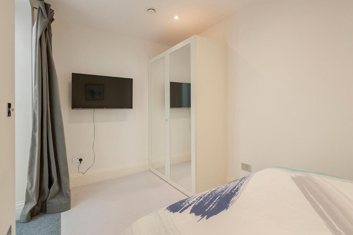 Modern Kensington 3-bedroom With Garden Leilighet London