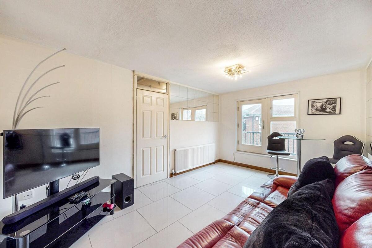 1-br Flat With Easy Tube Access Nine Elms Apartment