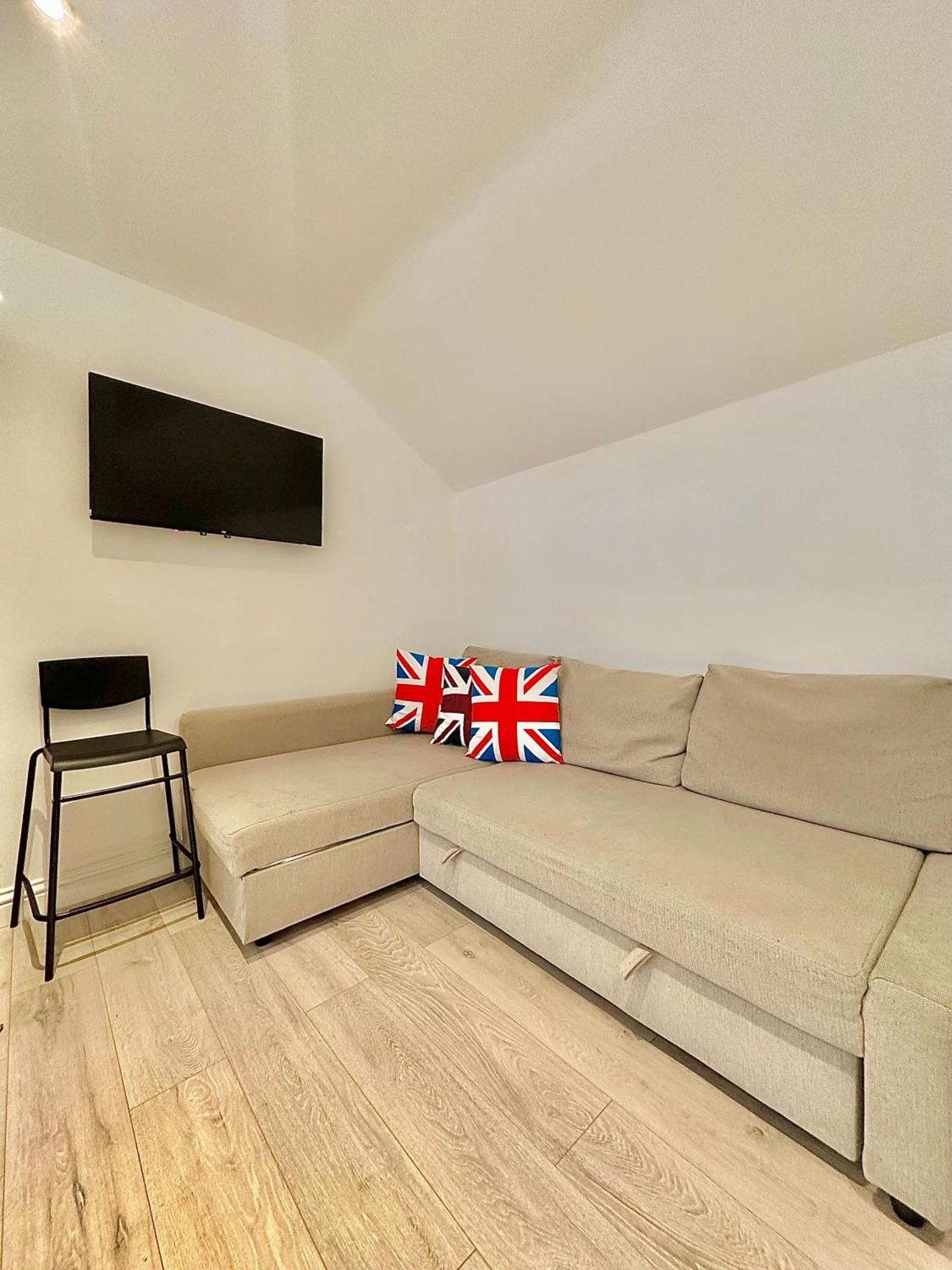 Flat C Garratt Lane
