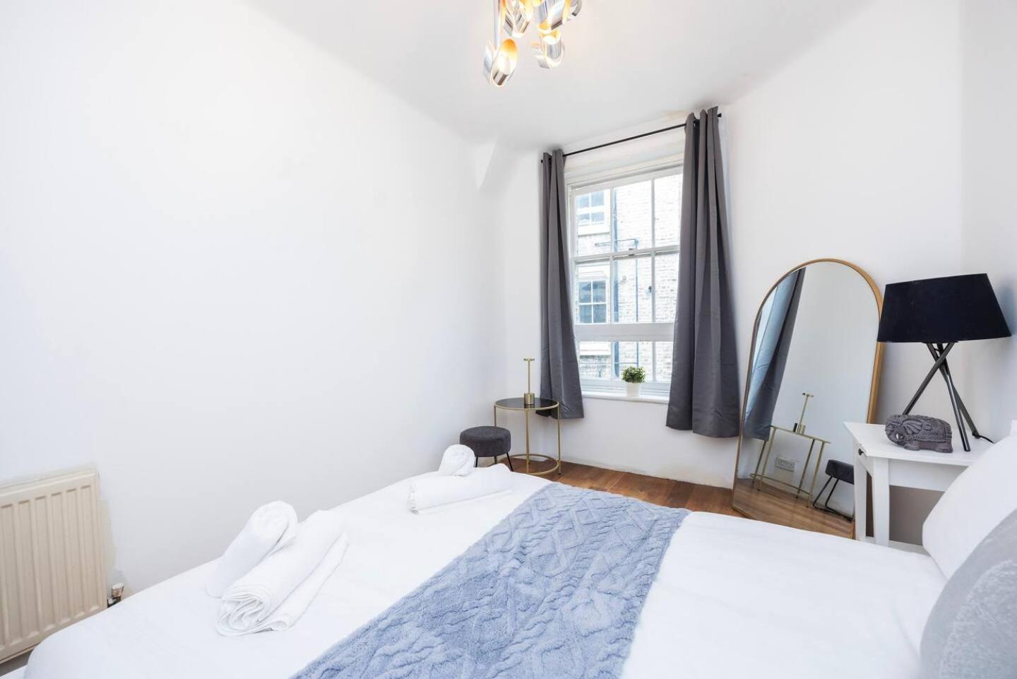 Spacious 2 Bedroom Old Street - Sleeps 6 Holiday home