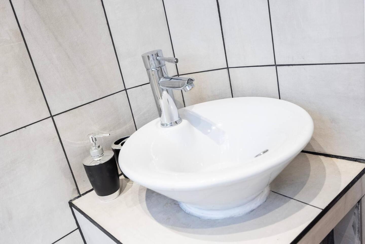 Spacious 2 Bedroom Old Street - Sleeps 6 Holiday home London