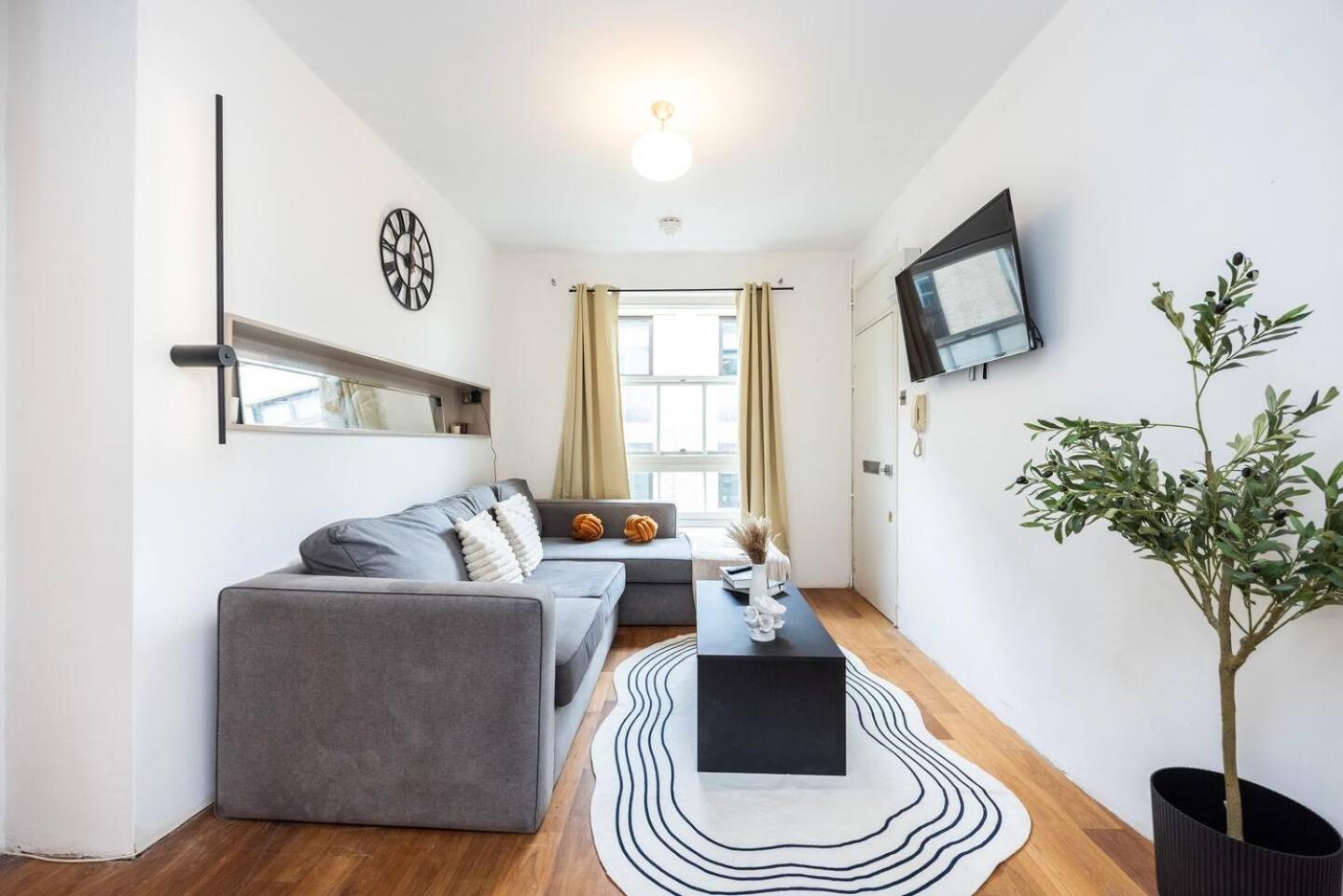 Spacious 2 Bedroom Old Street - Sleeps 6 London