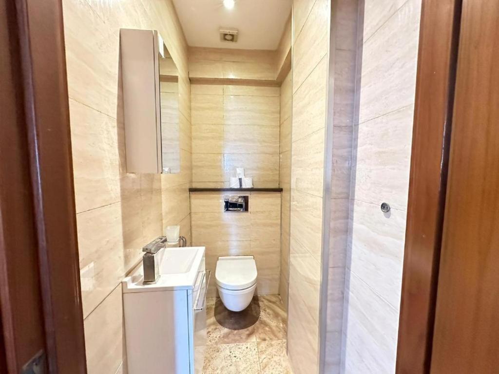 Park Lane Beautiful Family Apartment London