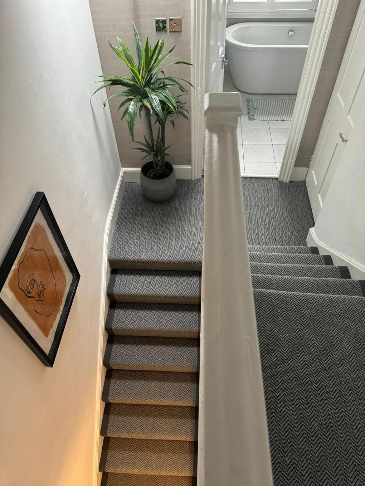 Elegant & Spacious 3 Bed Leilighet