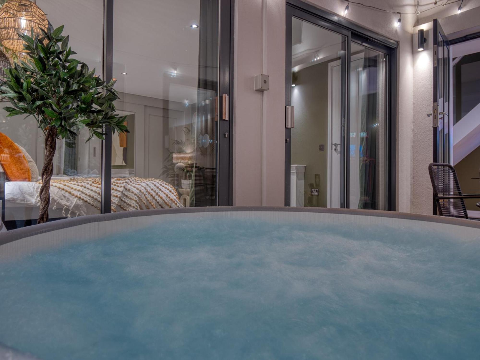Borough Market - Hot Tub, Gaming & Cinema