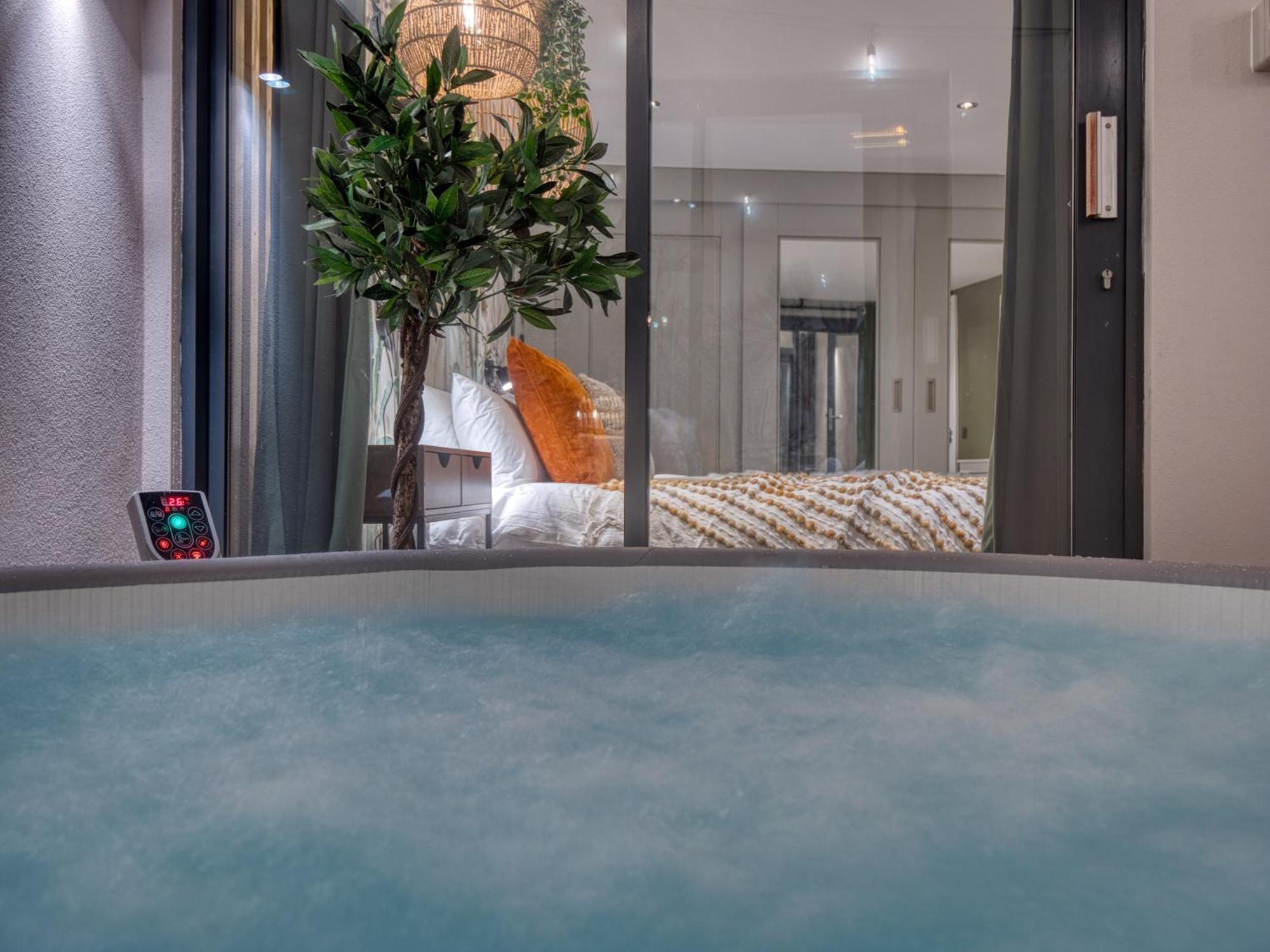 Borough Market - Hot Tub, Gaming & Cinema London