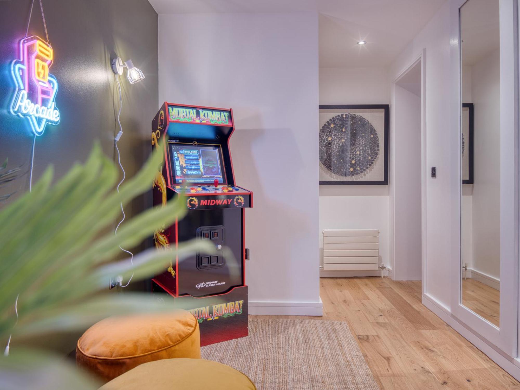 Borough Market - Hot Tub, Gaming & Cinema