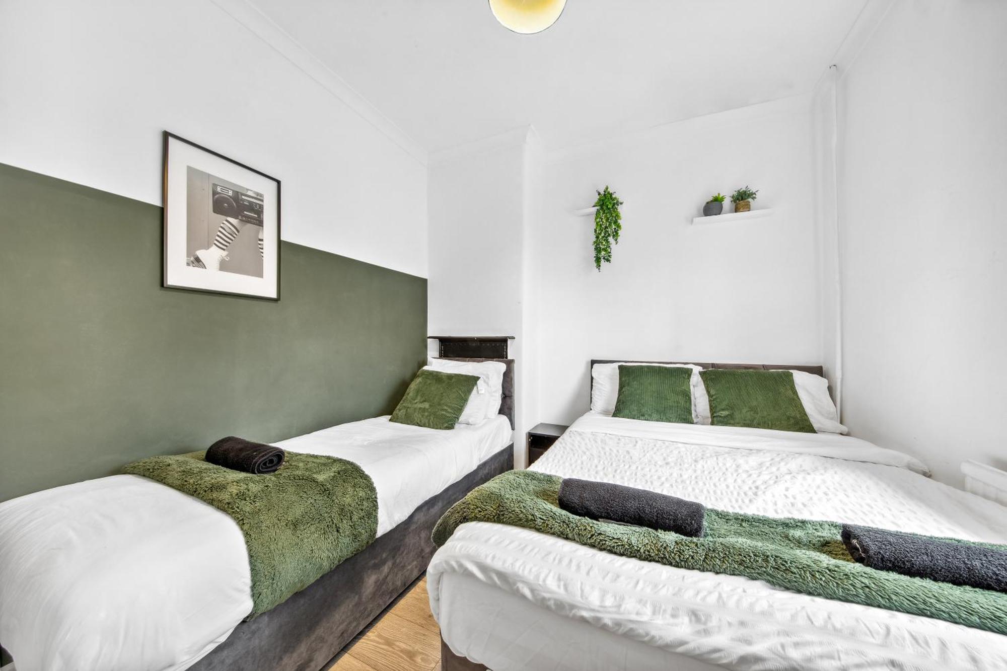Luxury Retreat - Sleeps 7 - Hot Tub - Jacuzzi *