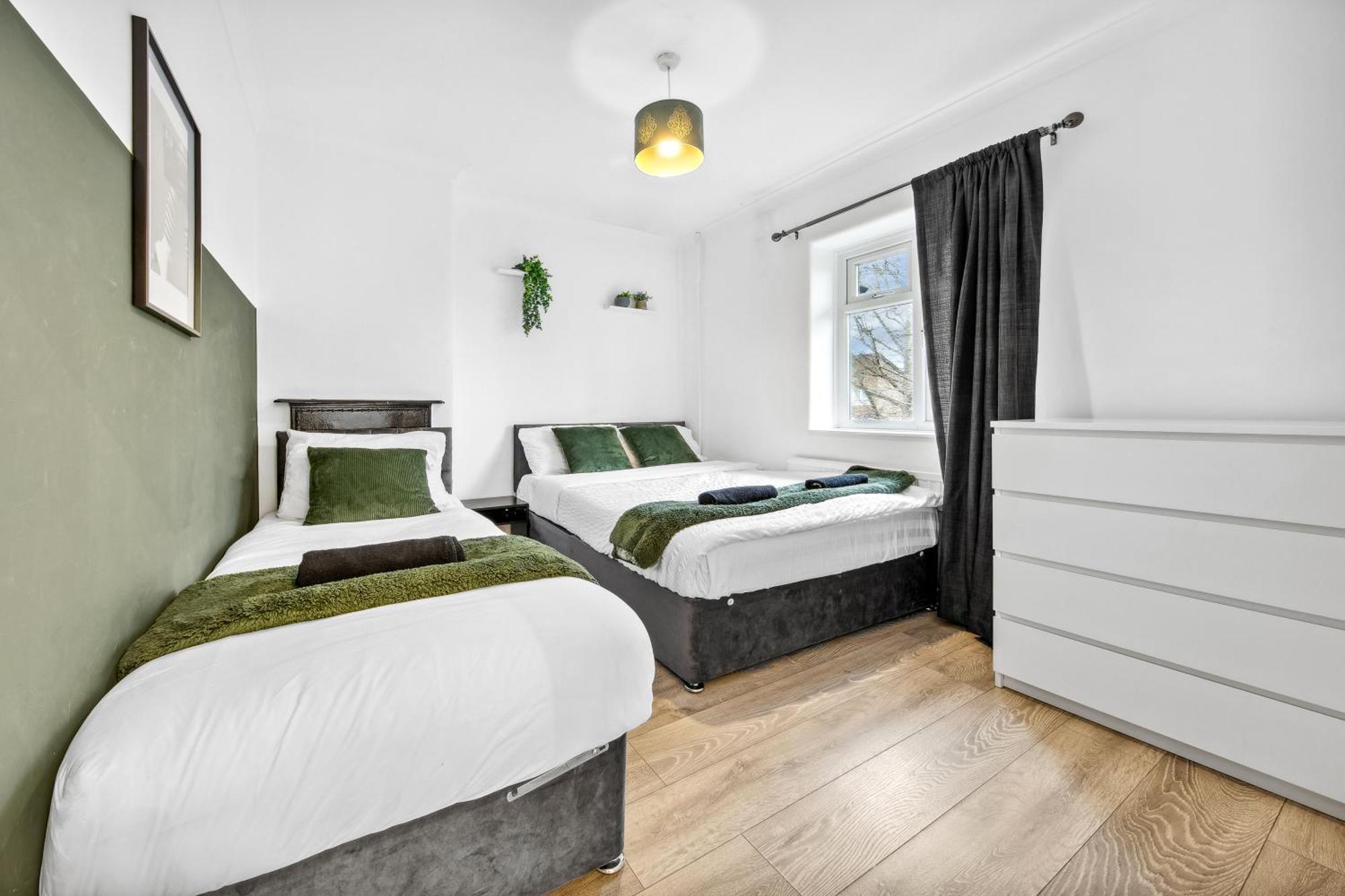 Luxury Retreat - Sleeps 7 - Hot Tub - Jacuzzi *