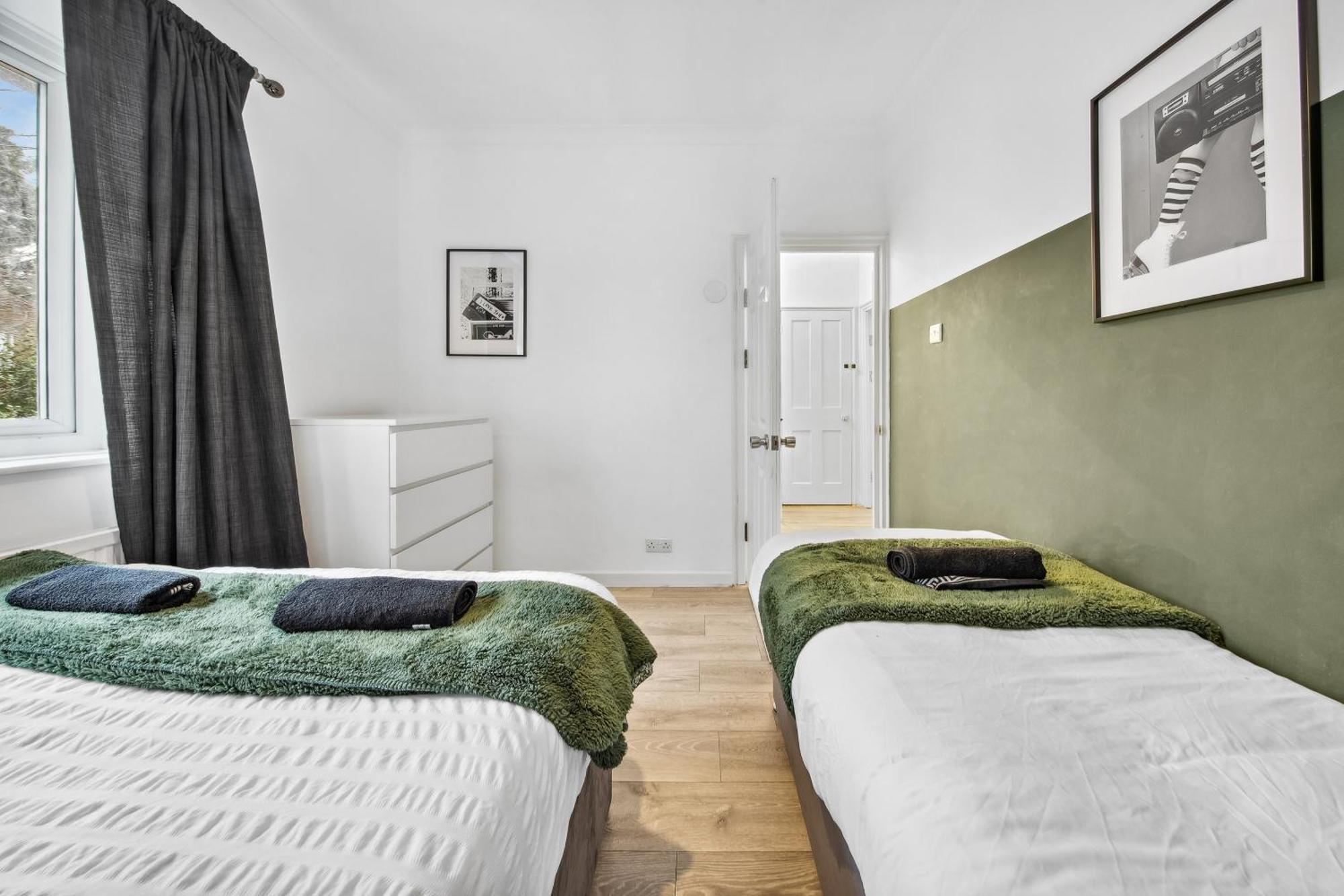 Luxury Retreat - Sleeps 7 - Hot Tub - Jacuzzi Holiday home