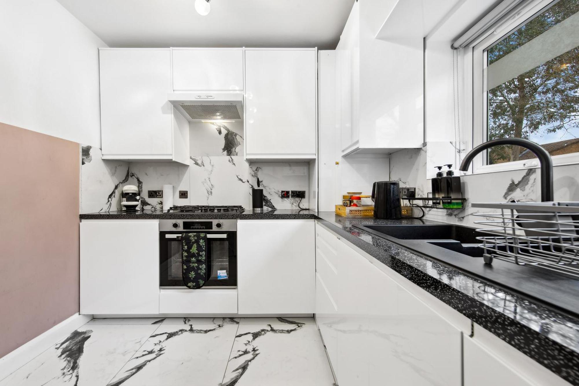 Luxury Retreat - Sleeps 7 - Hot Tub - Jacuzzi Holiday home London