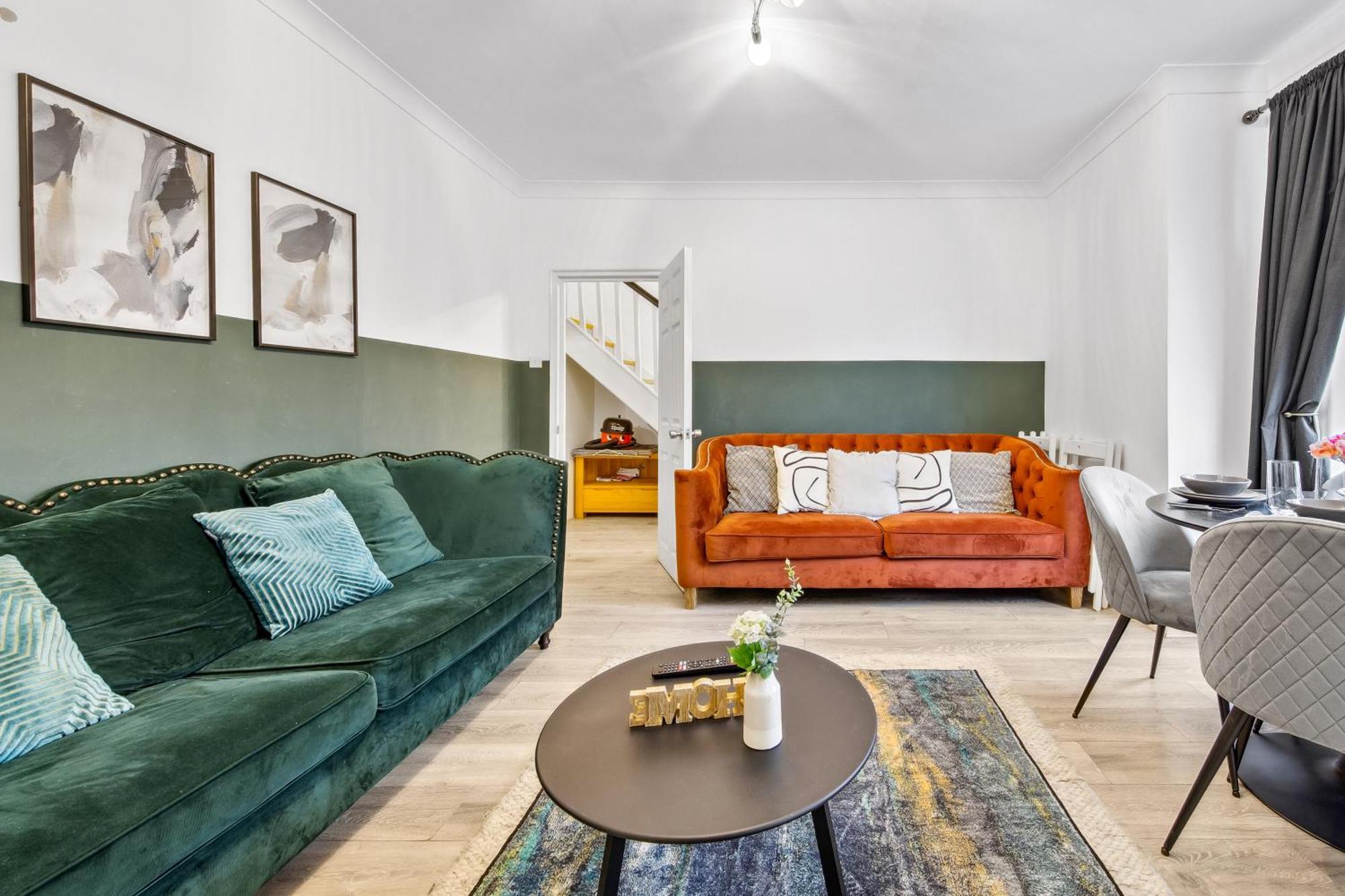 Luxury Retreat - Sleeps 7 - Hot Tub - Jacuzzi Holiday home London