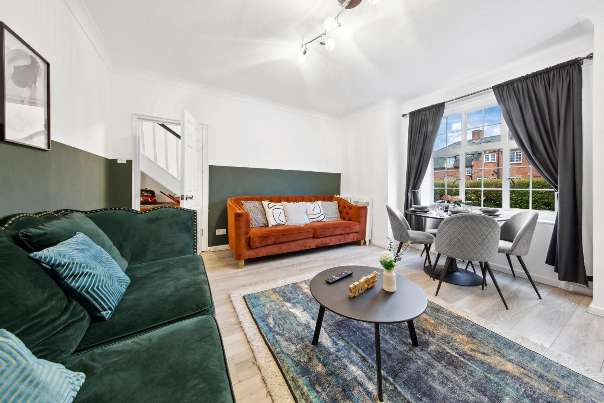 Luxury Retreat - Sleeps 7 - Hot Tub - Jacuzzi * London
