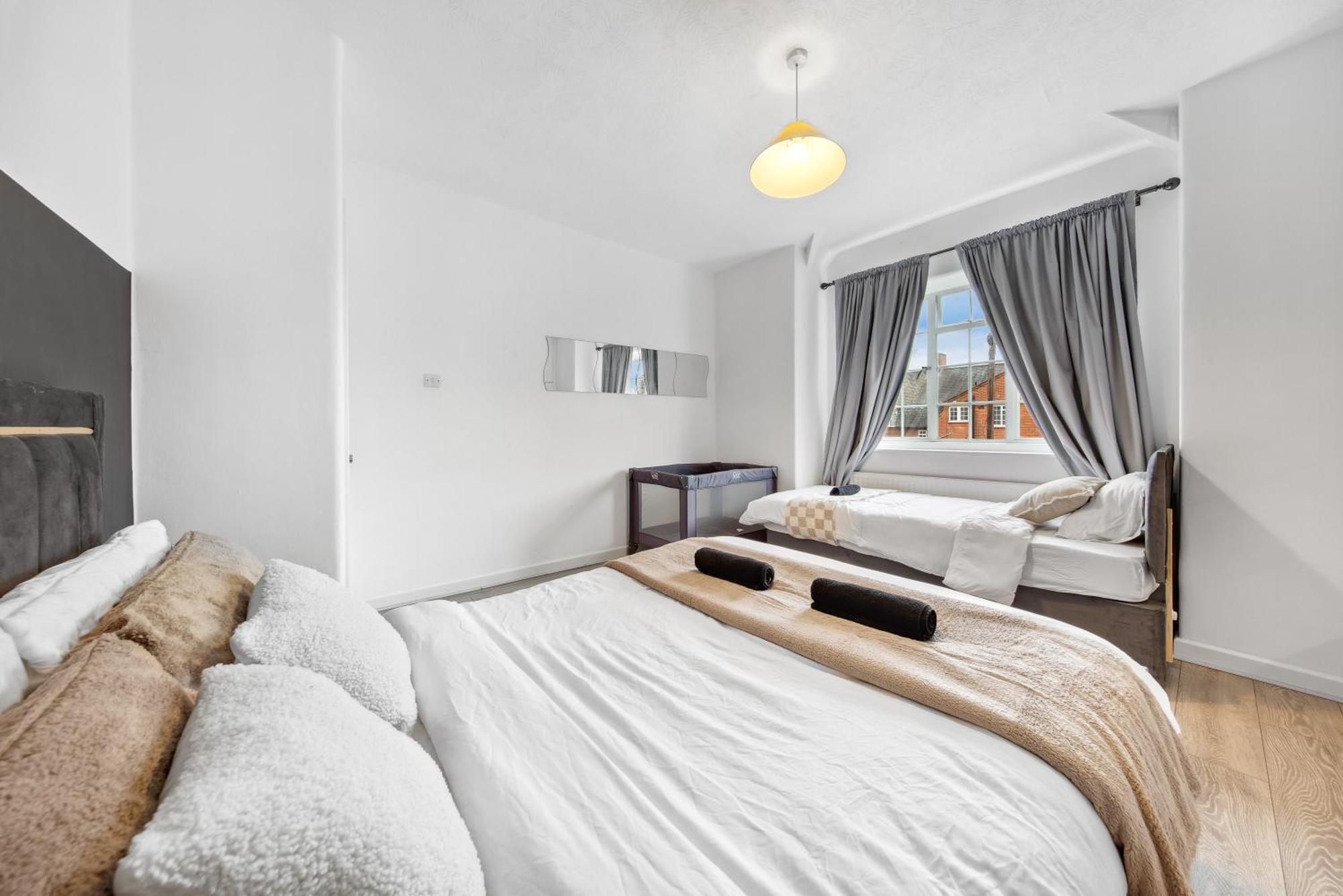 Luxury Retreat - Sleeps 7 - Hot Tub - Jacuzzi