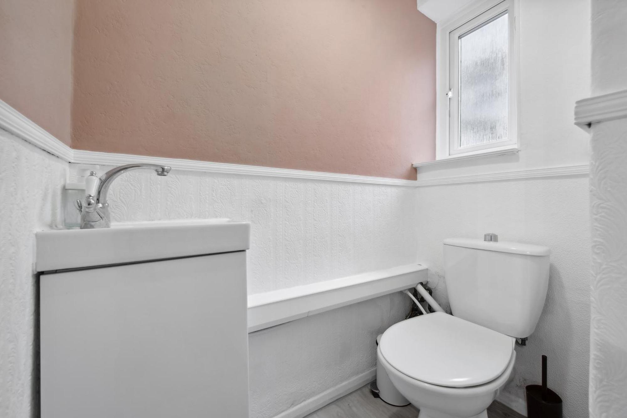 Luxury Retreat - Sleeps 7 - Hot Tub - Jacuzzi Holiday home London