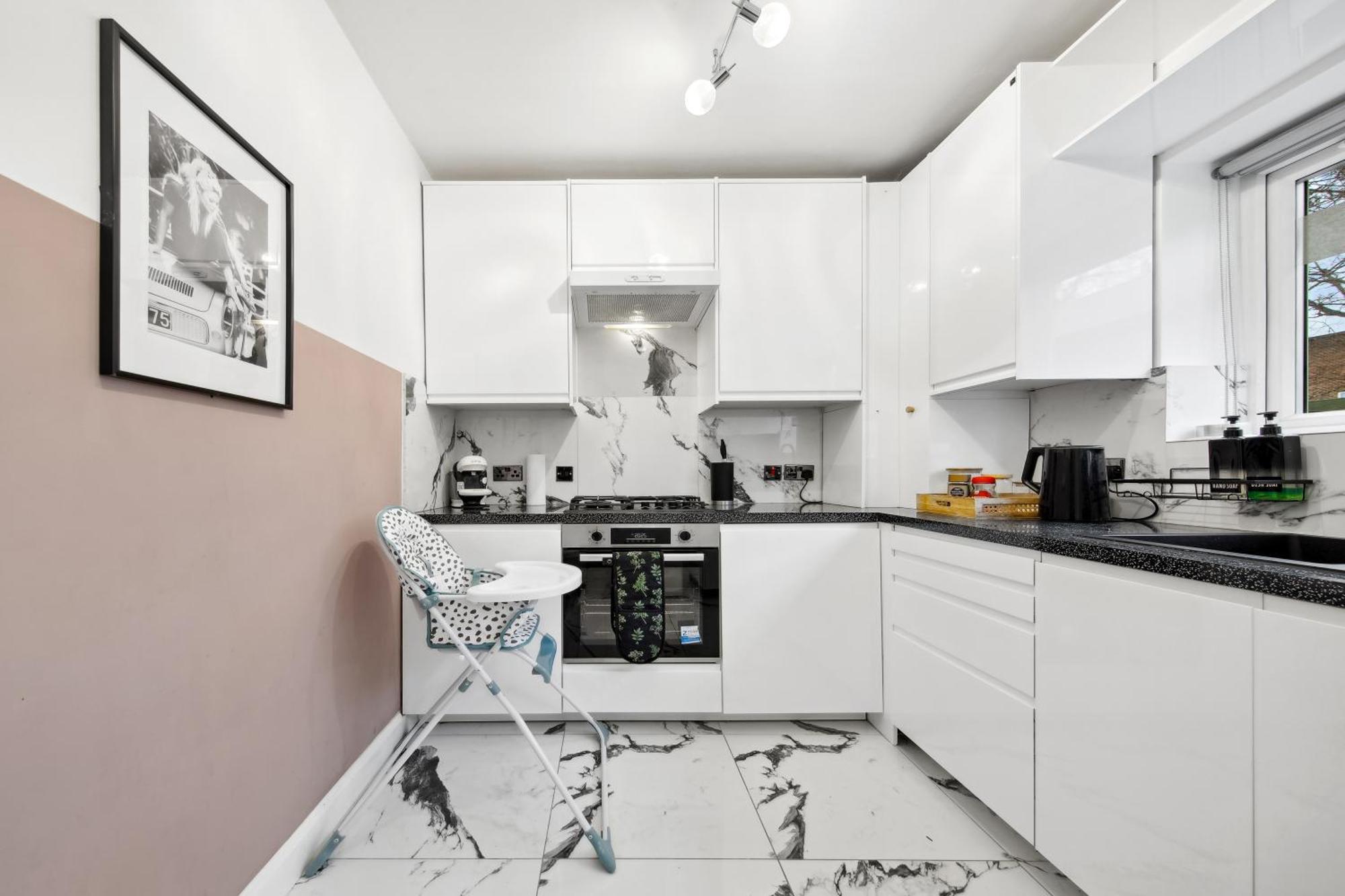 Luxury Retreat - Sleeps 7 - Hot Tub - Jacuzzi Holiday home London