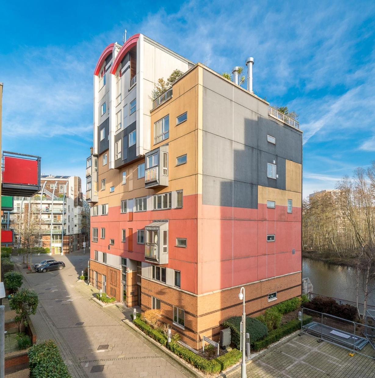 Lovely 3bd Flat, Parking, Sleeps Six Close To O2 Appartement Londen