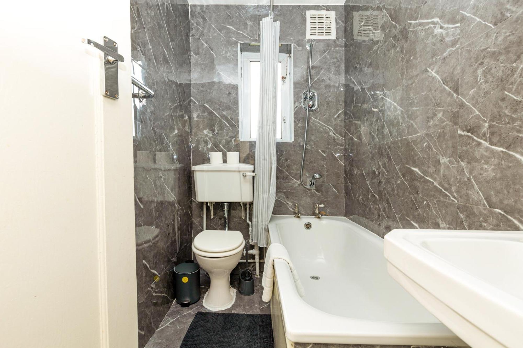 Charming 2br With Communal Garden In Acton Apartment *