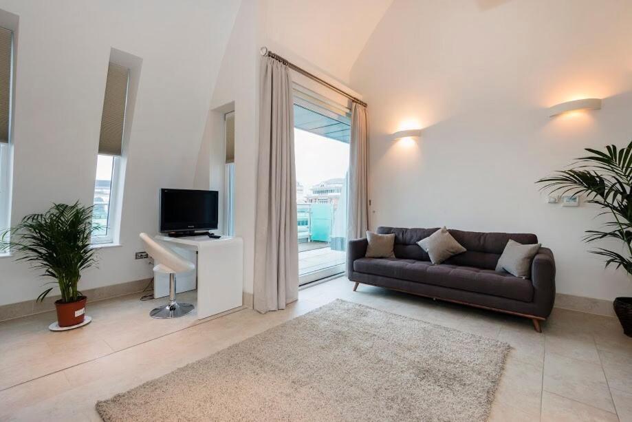 Apartment Elegant Penthouse Retreat Near Bridgecheckhostprofile *