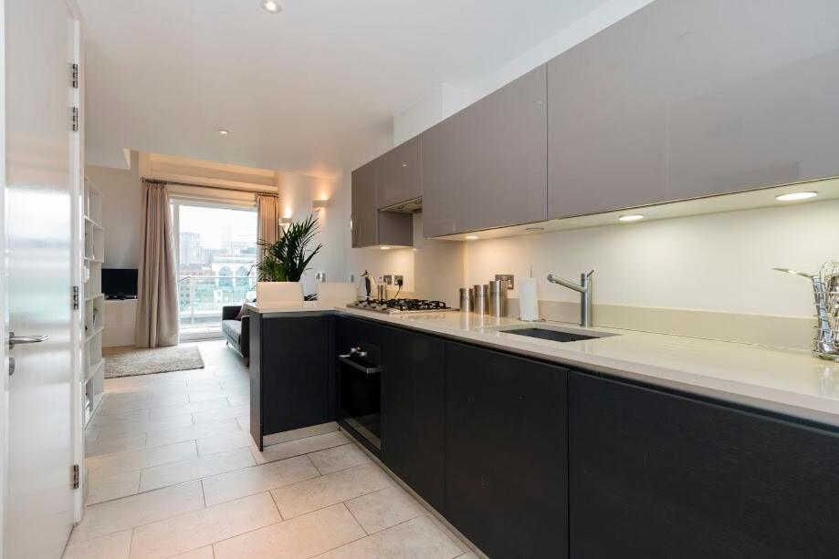 Elegant Penthouse Retreat Near Bridgecheckhostprofile Apartment London