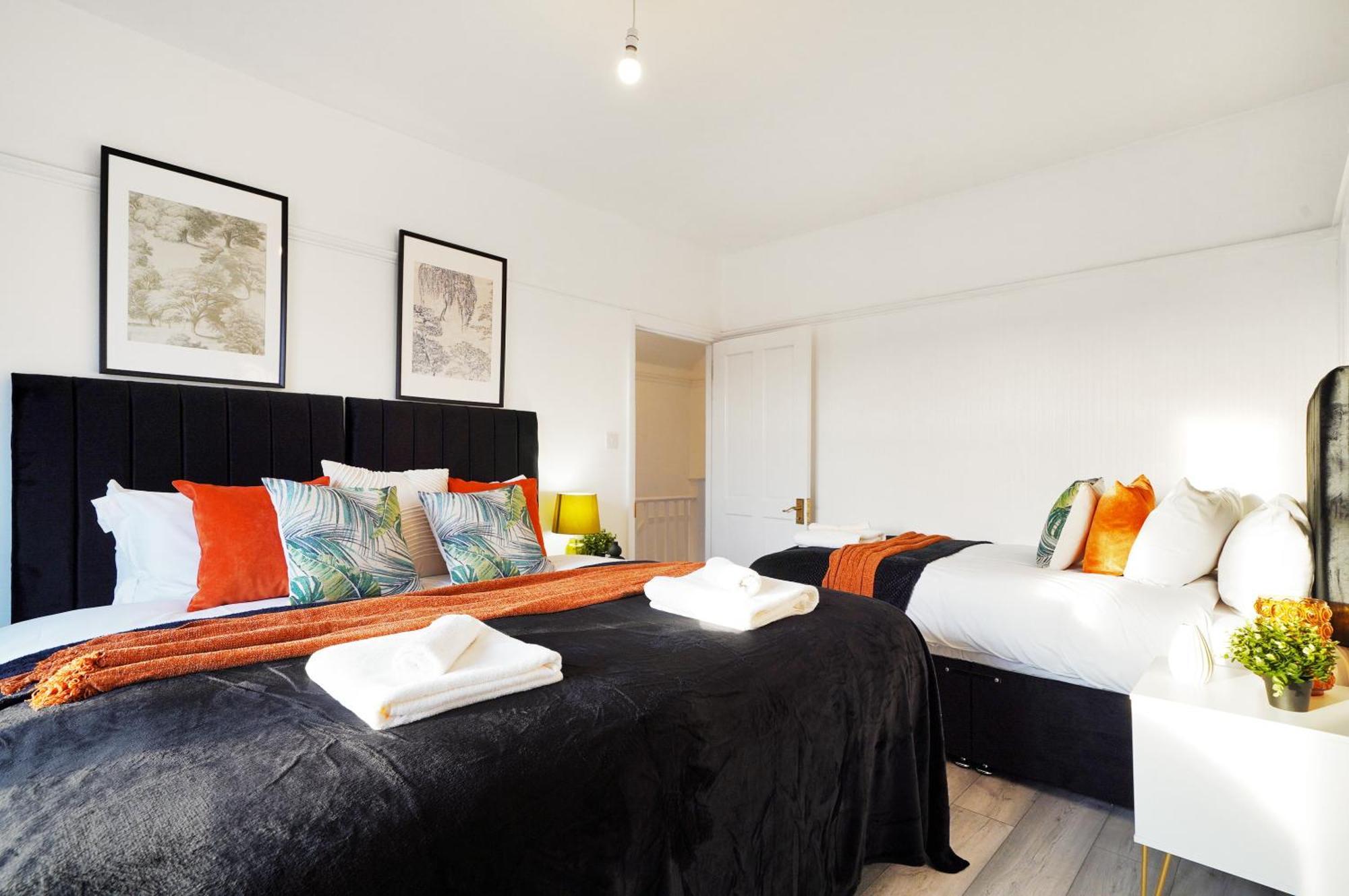 Spacious House In Wembley - Sleeps 14 Holiday home *