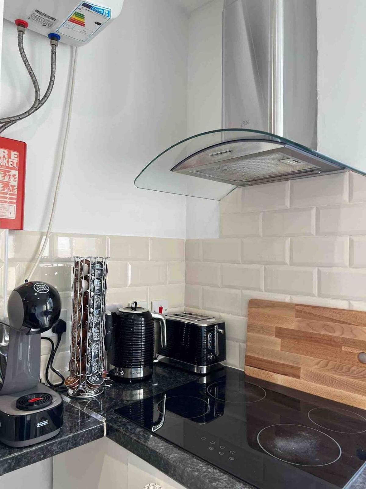 Apartment 2-bed Flat On The Lively Old Compton St - Soho! London