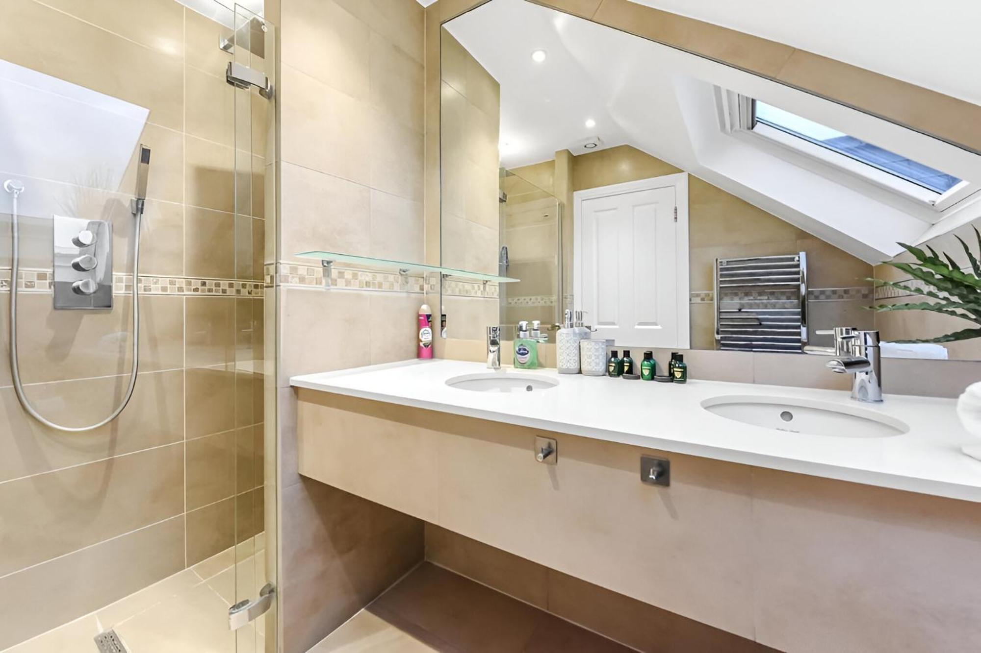 Apartment Warm & Cozy 2-bed Flat-perfect For Groups! London