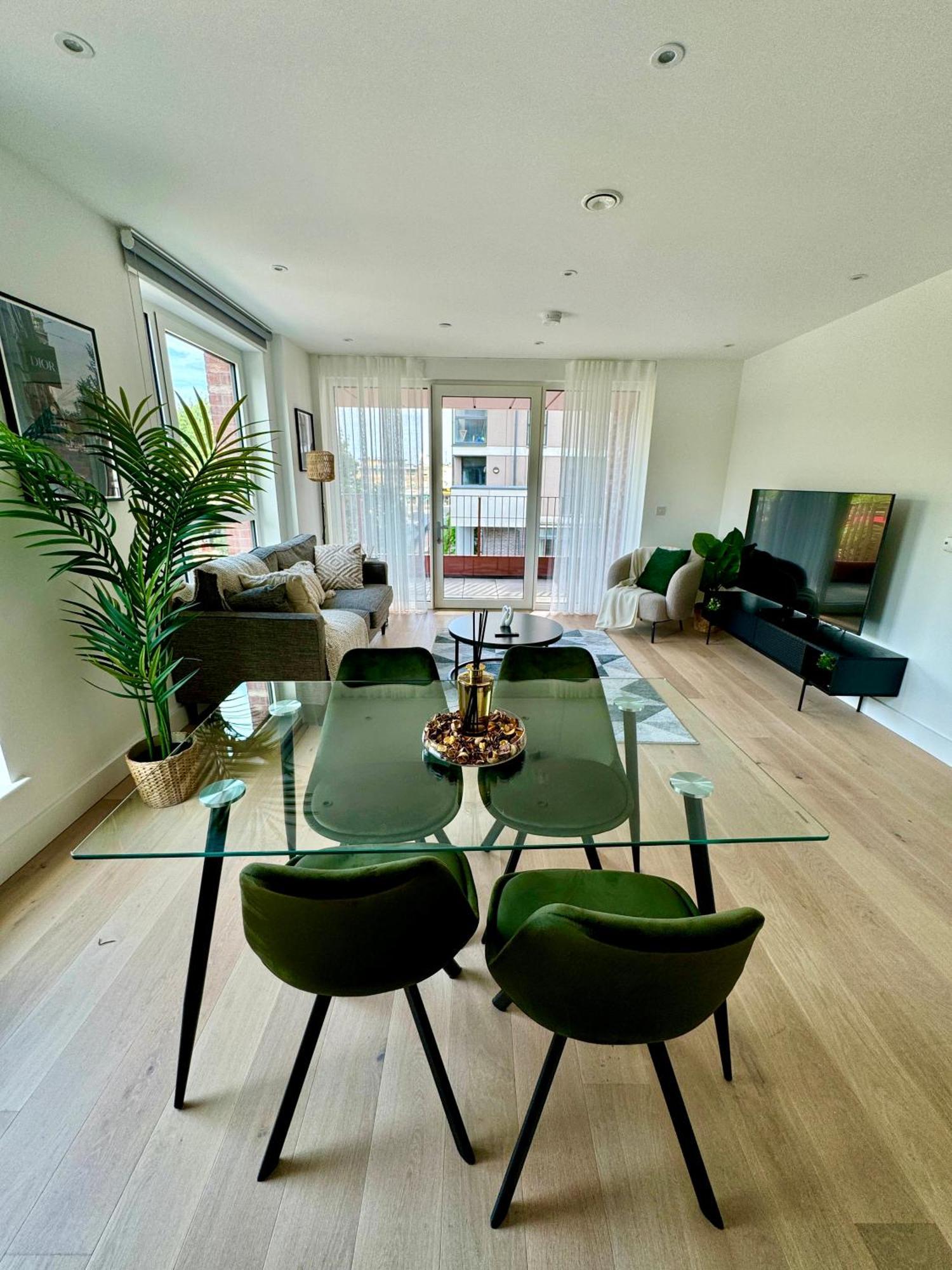 Amazing In Canary Wharf Two Bedroom Apartment London