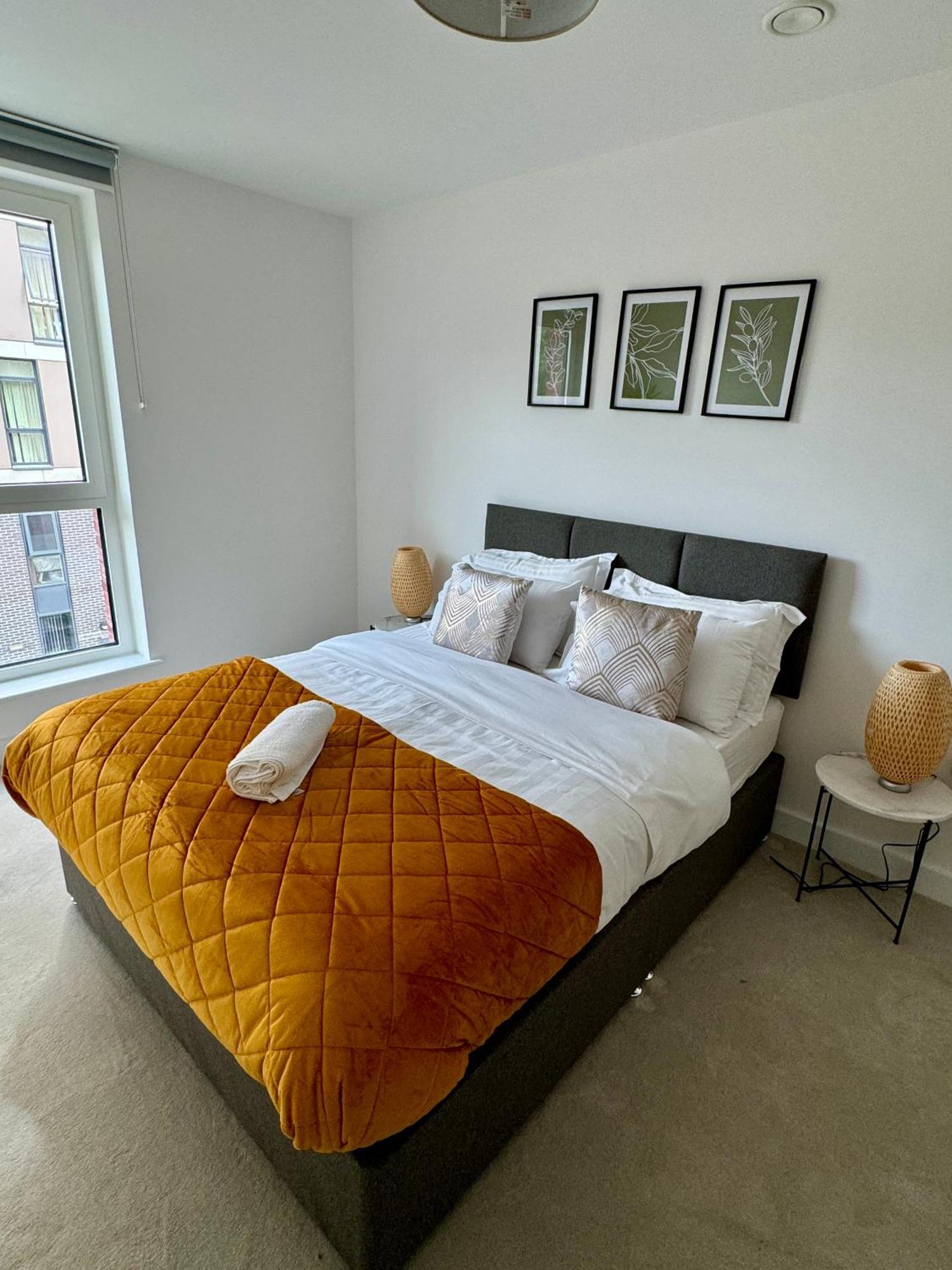 Amazing In Canary Wharf Two Bedroom Apartment *