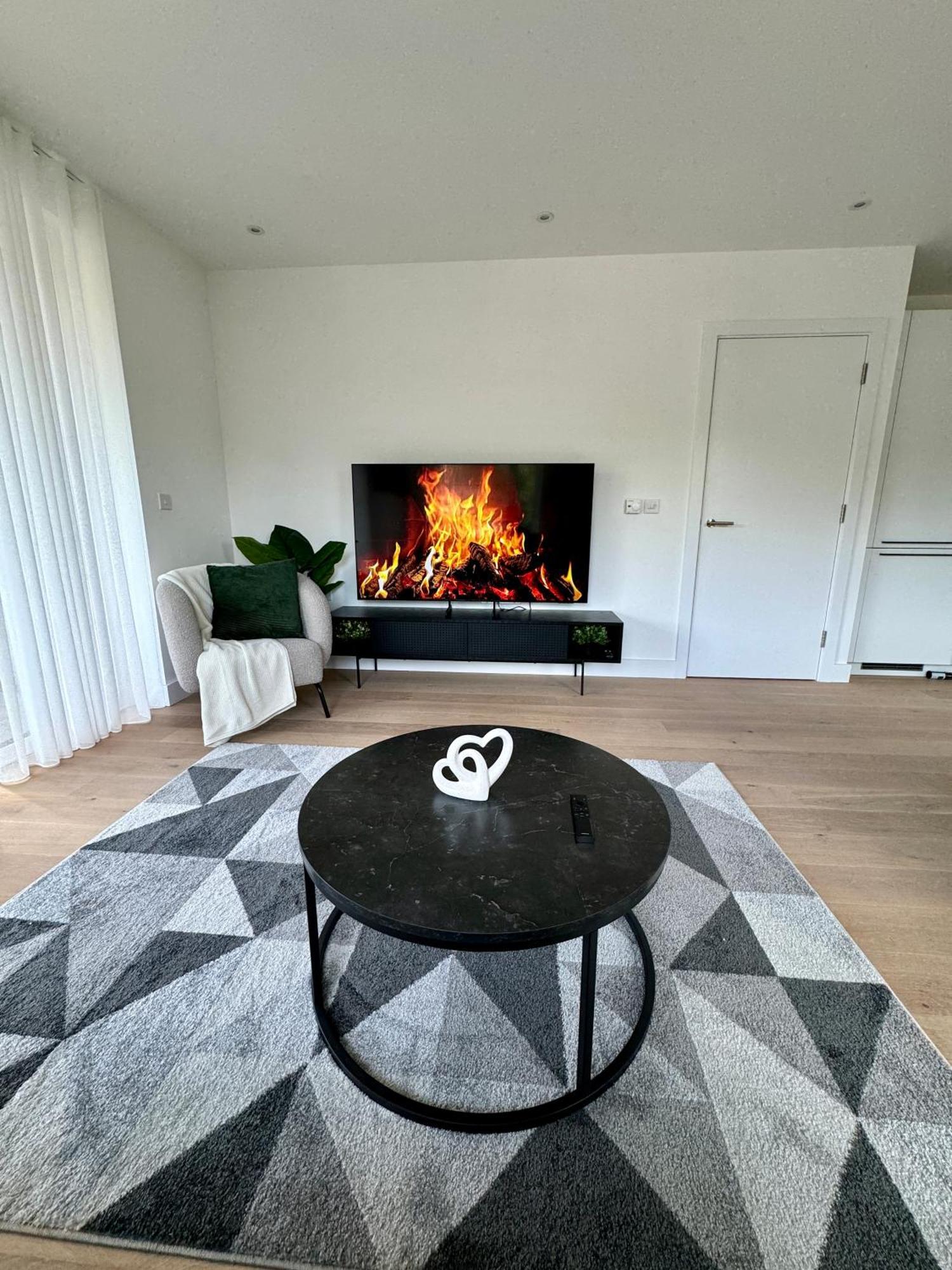 Amazing In Canary Wharf Two Bedroom Apartment London