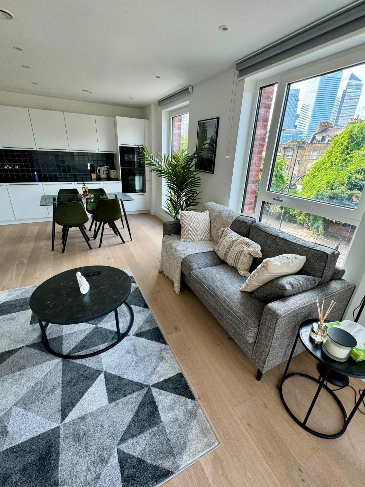 Amazing In Canary Wharf Two Bedroom Apartment *