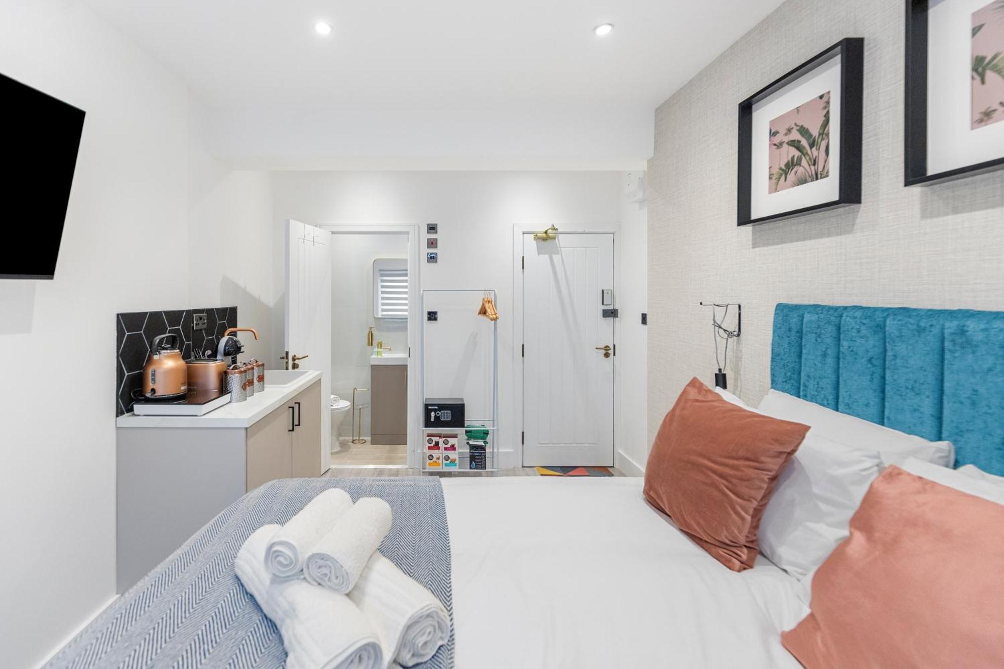 Minimalist Bliss With Refreshing Ambiance London