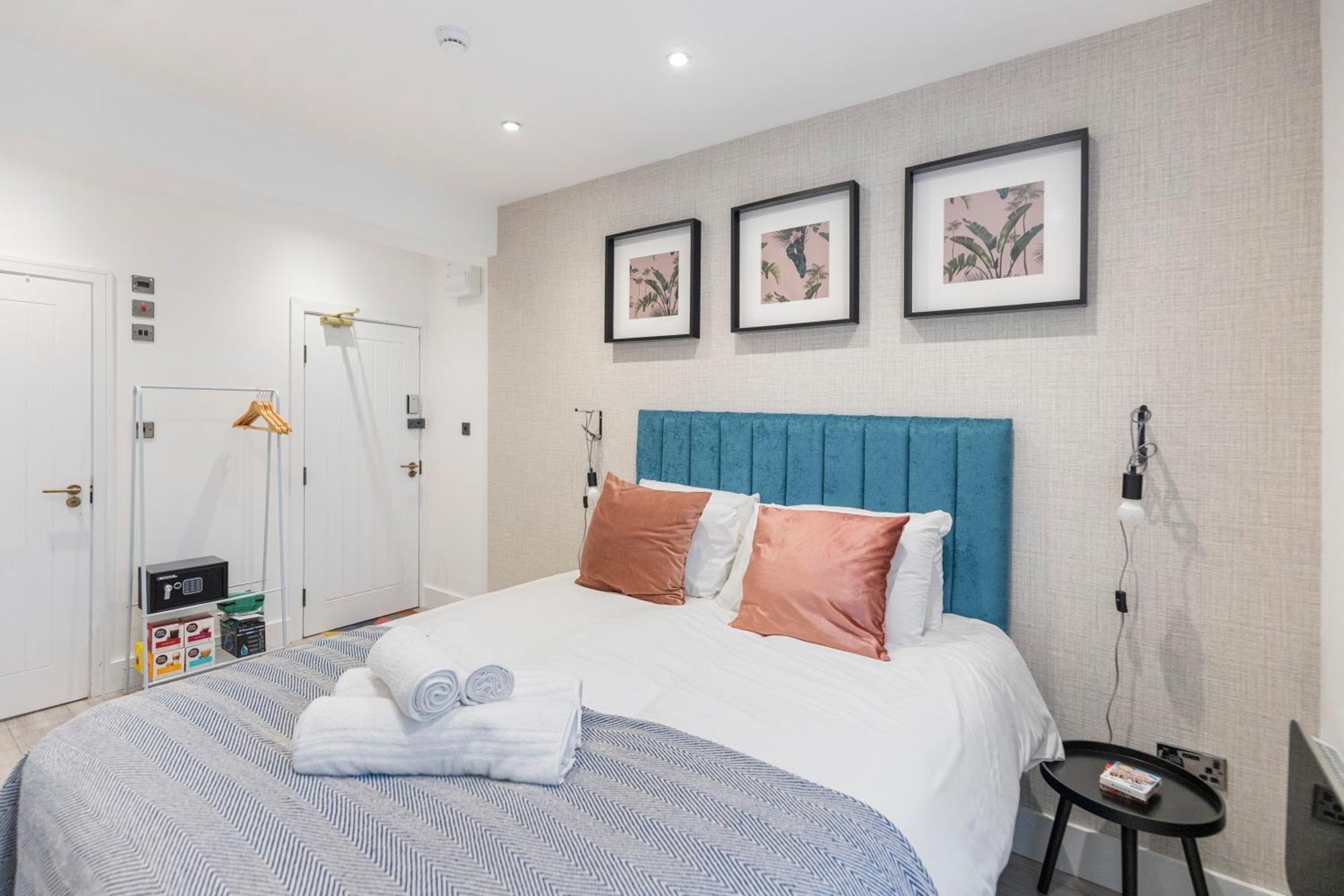Apartment Minimalist Bliss With Refreshing Ambiance London