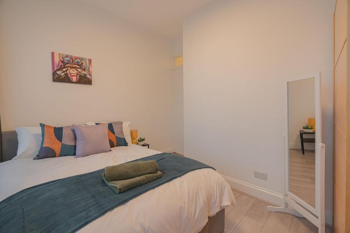 Comfy 1 Bed Flat In Sleeps 3 *