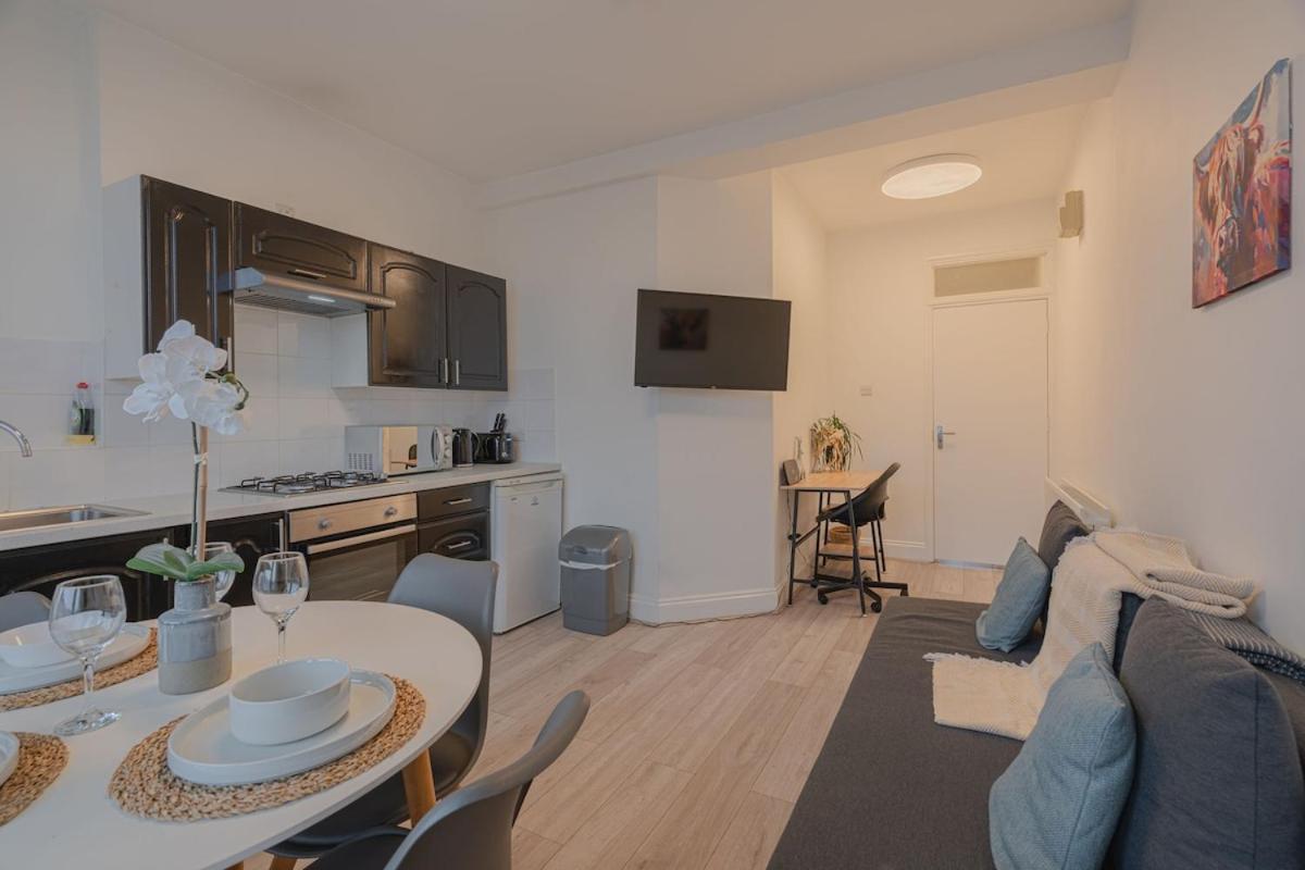 Comfy 1 Bed Flat In Sleeps 3 *