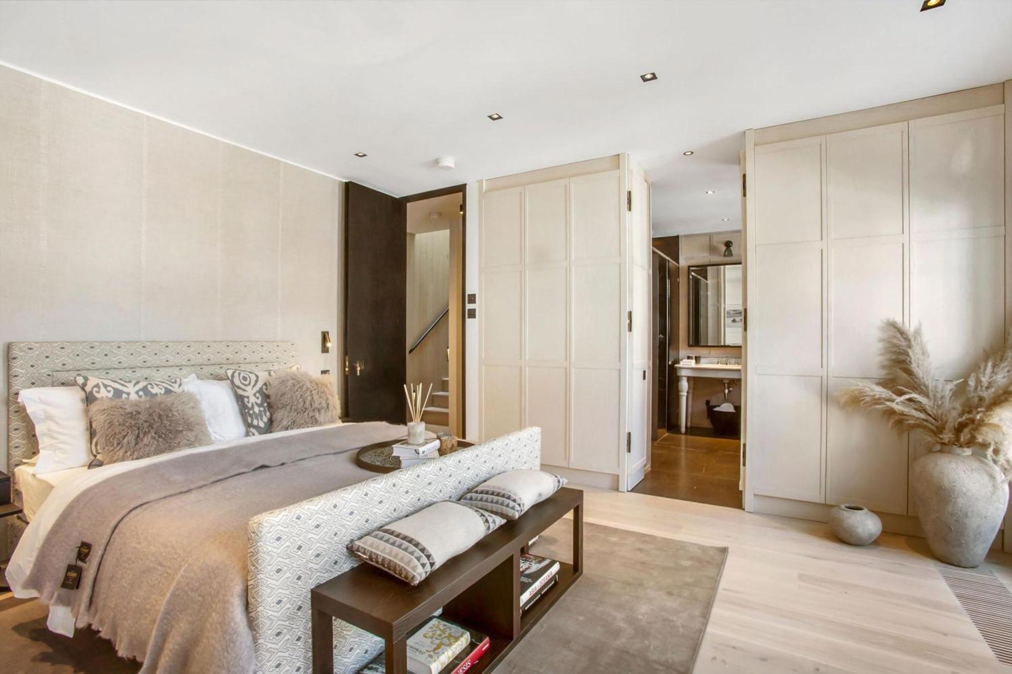 Luxurious Mews House In Pavilion Road - 3 Bedroom London