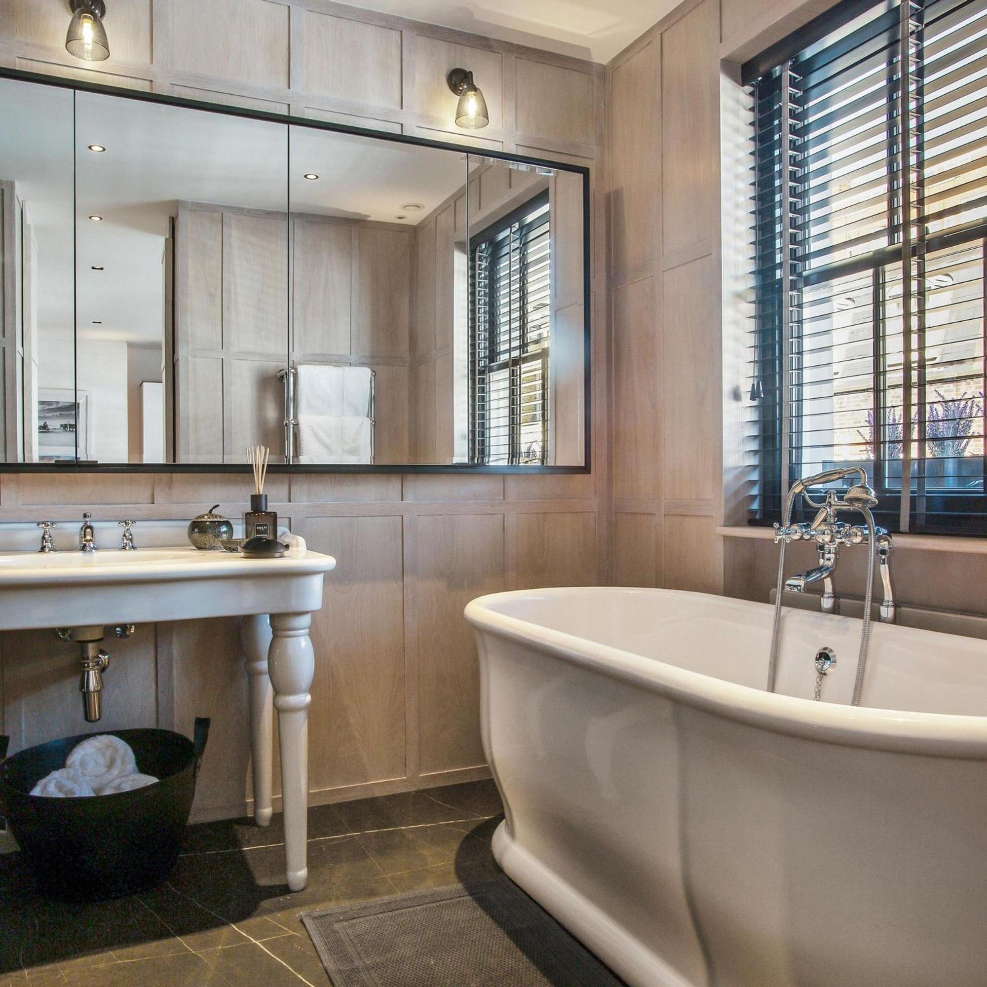 Luxurious Mews House In Pavilion Road - 3 Bedroom