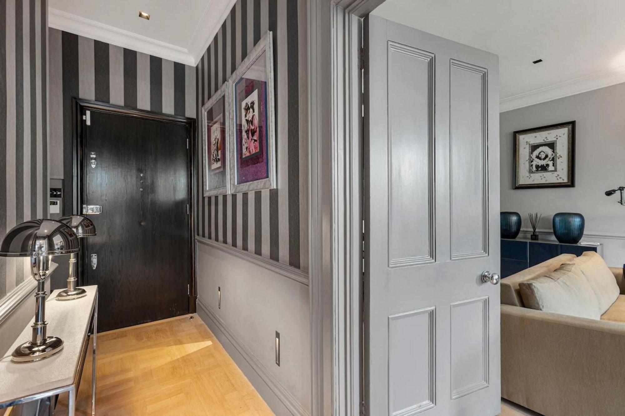 Spacious 2 Bedroom In Cadogan Square Apartment London