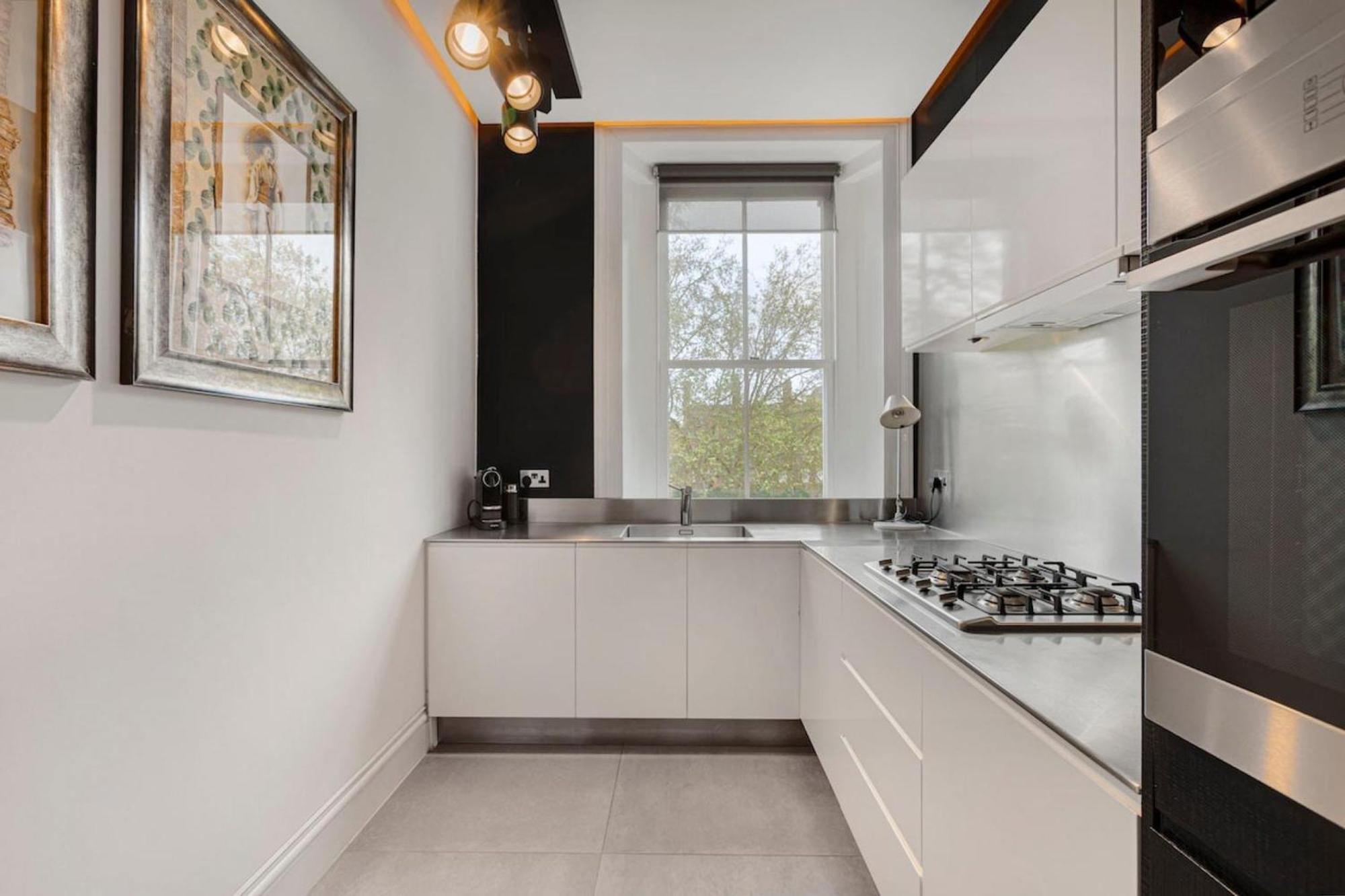 Spacious 2 Bedroom In Cadogan Square Apartment London