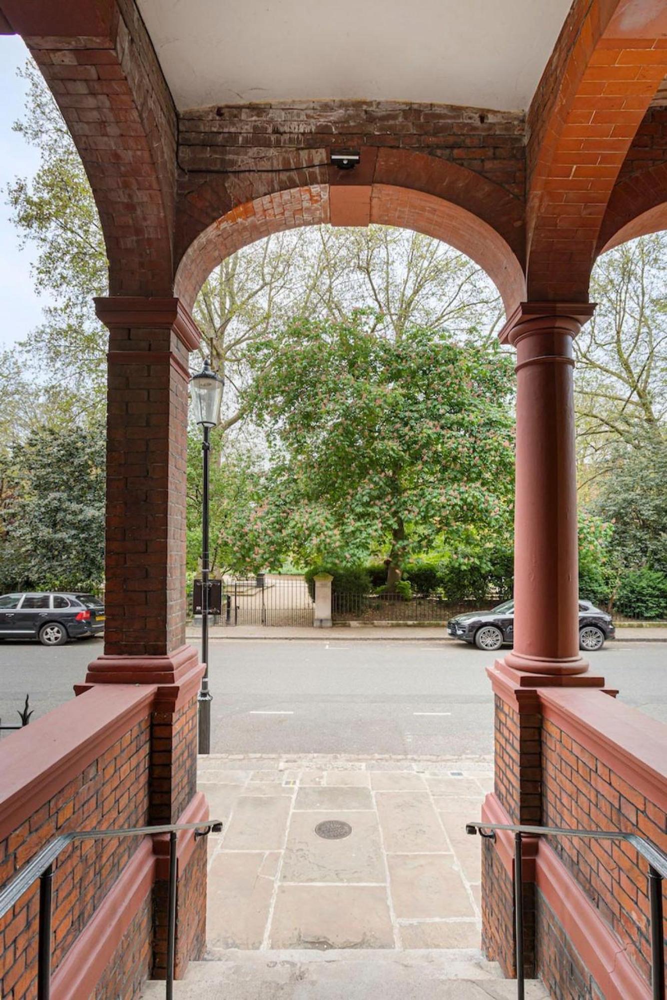 Spacious 2 Bedroom In Cadogan Square London