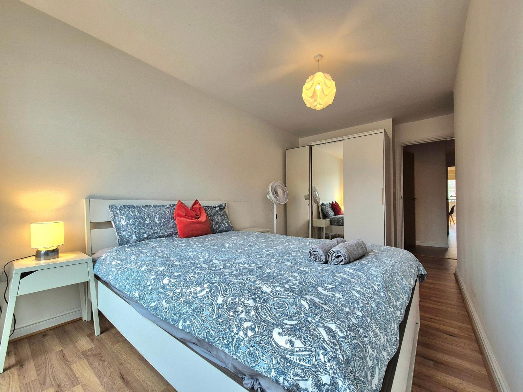 2 Bedroom Flat, Minutes From Shoreditch, Spitalfields & Brick Lane, Sleeps 4 Guests London