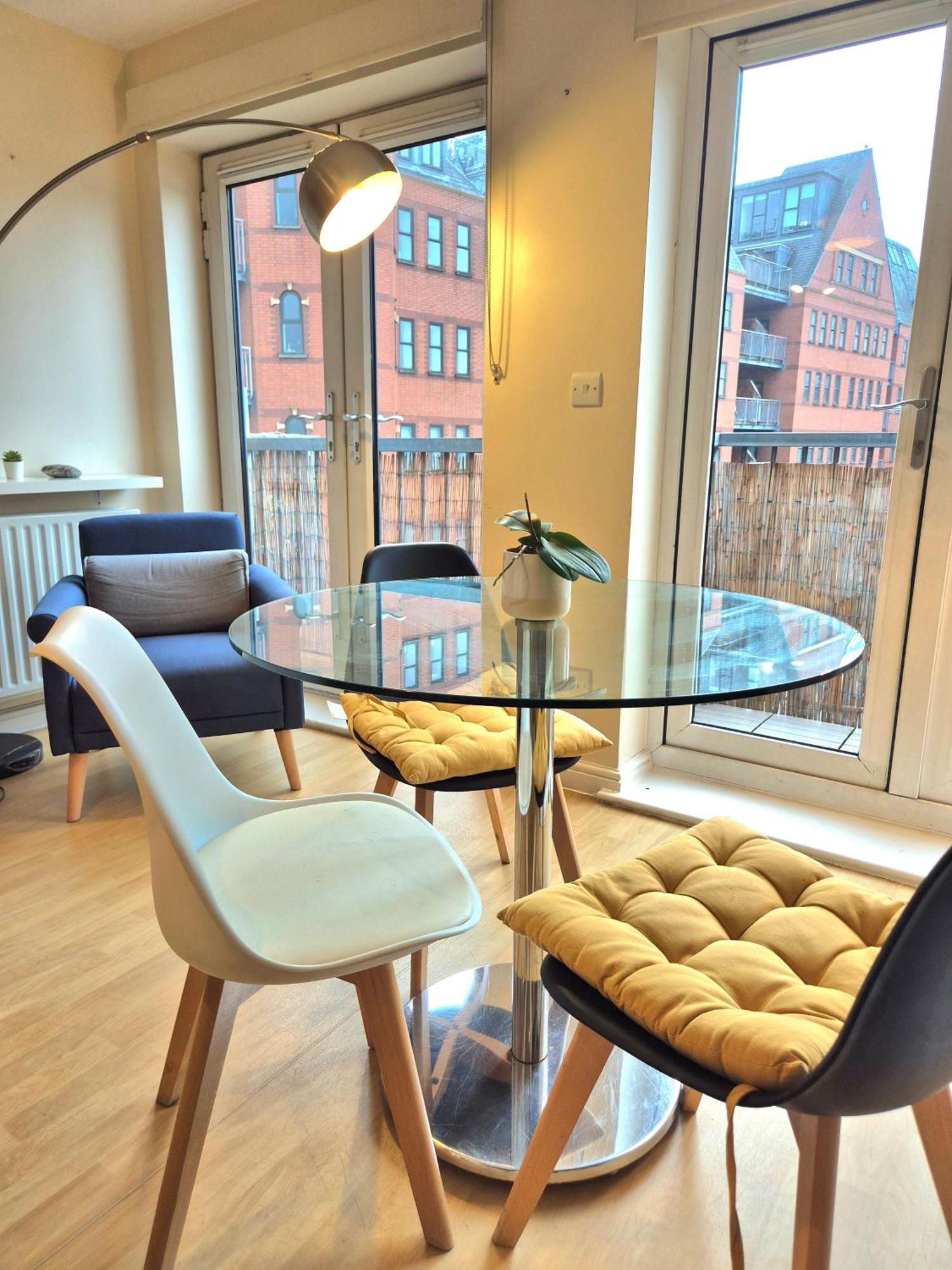 2 Bedroom Flat, Minutes From Shoreditch, Spitalfields & Brick Lane, Sleeps 4 Guests * London